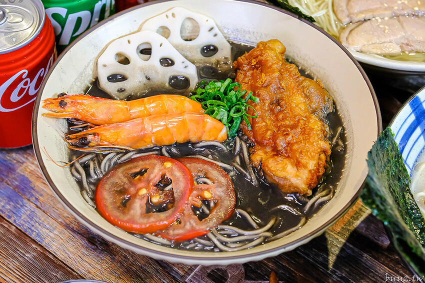 黑嚕嚕海陸拉麵，山禾堂人氣拉麵推新口味，日式叉燒肉吃到飽，淡麗鹽味叉燒雞肉雙主菜！