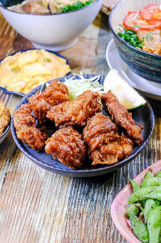 黑嚕嚕海陸拉麵，山禾堂人氣拉麵推新口味，日式叉燒肉吃到飽，淡麗鹽味叉燒雞肉雙主菜！