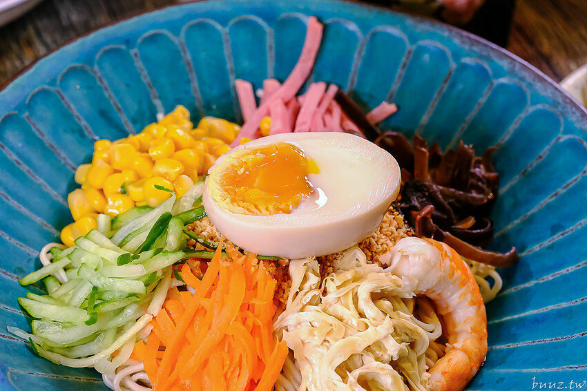 黑嚕嚕海陸拉麵，山禾堂人氣拉麵推新口味，日式叉燒肉吃到飽，淡麗鹽味叉燒雞肉雙主菜！