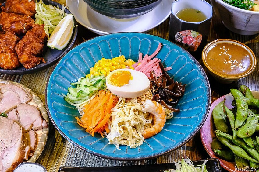 黑嚕嚕海陸拉麵，山禾堂人氣拉麵推新口味，日式叉燒肉吃到飽，淡麗鹽味叉燒雞肉雙主菜！