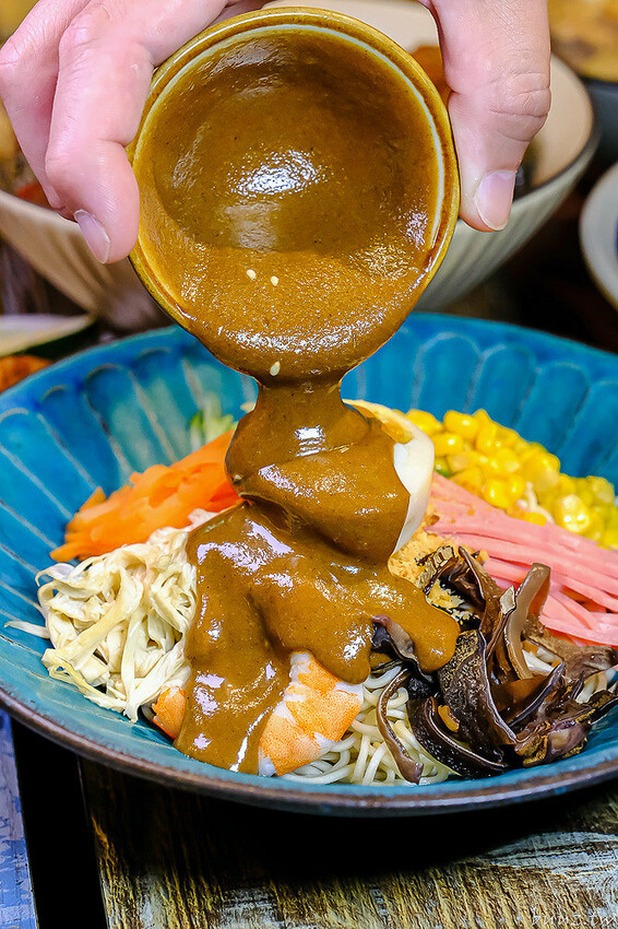 黑嚕嚕海陸拉麵，山禾堂人氣拉麵推新口味，日式叉燒肉吃到飽，淡麗鹽味叉燒雞肉雙主菜！