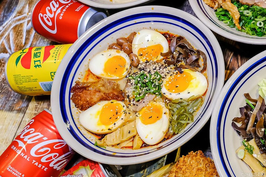 山禾堂拉麵吃到飽，滿滿叉燒糖心蛋拉麵，叉燒、炸雞、小菜配料任你點，不用起身吃飽吃滿有夠嗨！