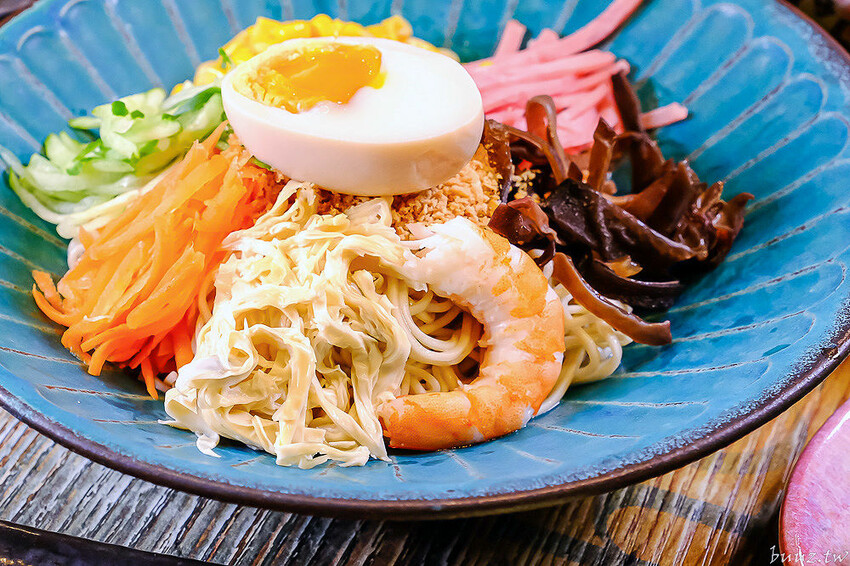 黑嚕嚕海陸拉麵，山禾堂人氣拉麵推新口味，日式叉燒肉吃到飽，淡麗鹽味叉燒雞肉雙主菜！