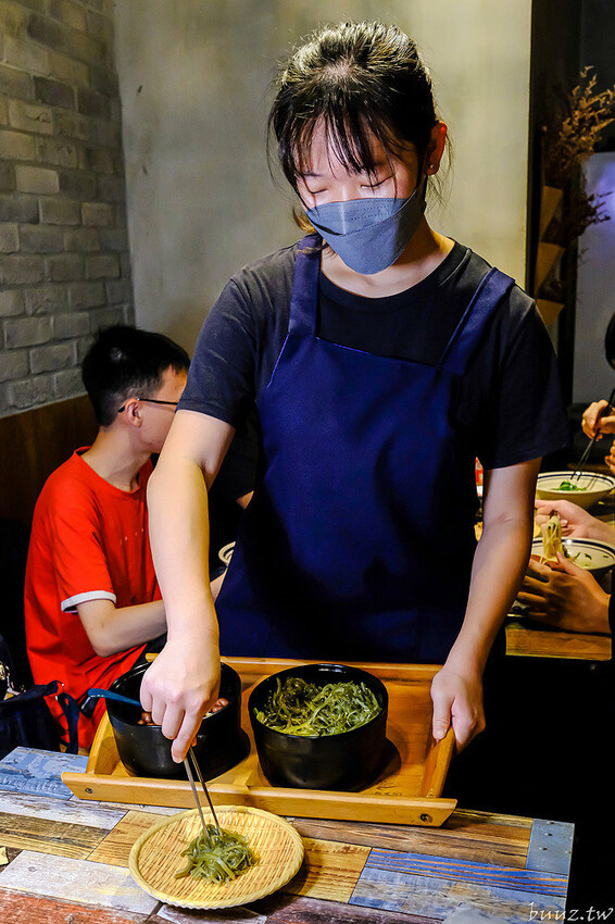 山禾堂拉麵吃到飽，滿滿叉燒糖心蛋拉麵，叉燒、炸雞、小菜配料任你點，不用起身吃飽吃滿有夠嗨！