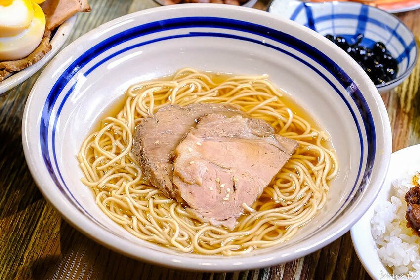 山禾堂拉麵吃到飽，滿滿叉燒糖心蛋拉麵，叉燒、炸雞、小菜配料任你點，不用起身吃飽吃滿有夠嗨！