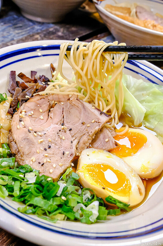 山禾堂拉麵吃到飽，滿滿叉燒糖心蛋拉麵，叉燒、炸雞、小菜配料任你點，不用起身吃飽吃滿有夠嗨！