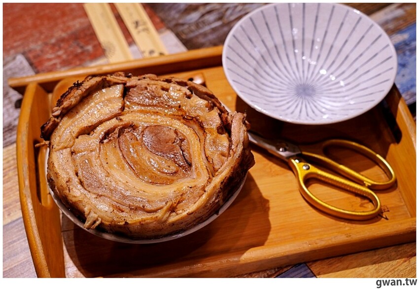 台中首見日本千葉樹幹拉麵,重達3斤光看就飽了,還能免費加麵加湯!