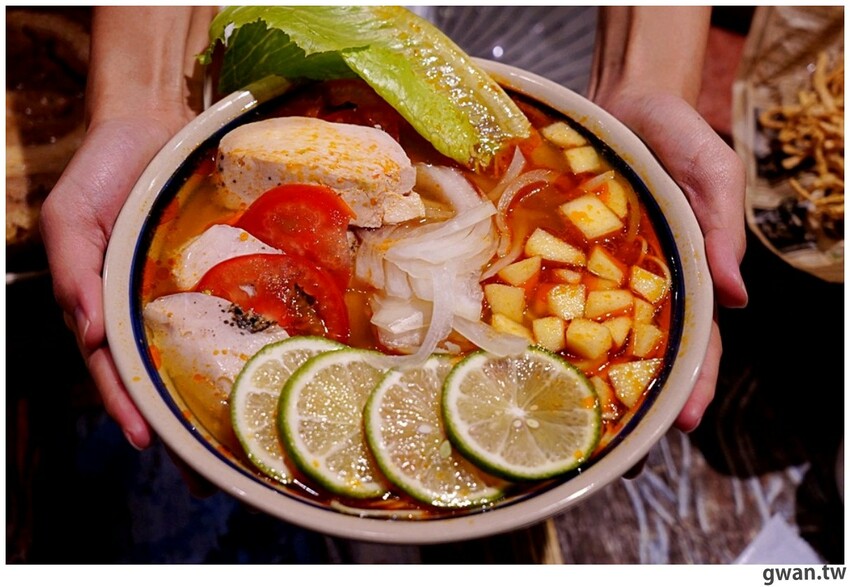 台中首見日本千葉樹幹拉麵,重達3斤光看就飽了,還能免費加麵加湯!