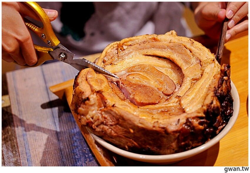 台中首見日本千葉樹幹拉麵,重達3斤光看就飽了,還能免費加麵加湯!