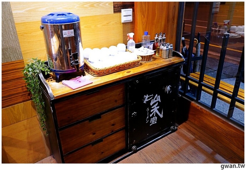 台中首見日本千葉樹幹拉麵,重達3斤光看就飽了,還能免費加麵加湯!