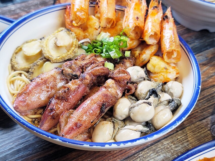 海鮮控要暴動了!!台中視覺系浮誇拉麵再度上市!大海精華衝擊你的味蕾,IG美食家不容錯過!