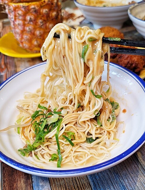 台中超狂拉麵+浮誇關廟鳳梨吃到飽只要399元，光嗑整顆關廟鳳梨、鳳梨啤酒就回本，再爽嗑40道以上食材！！