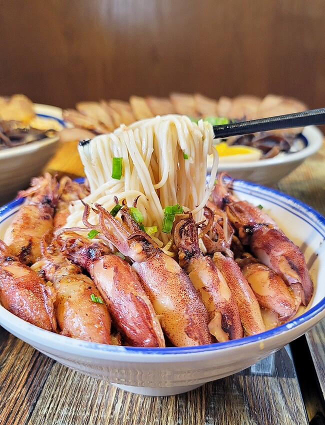 海鮮控要暴動了!!台中視覺系浮誇拉麵再度上市!大海精華衝擊你的味蕾,IG美食家不容錯過!