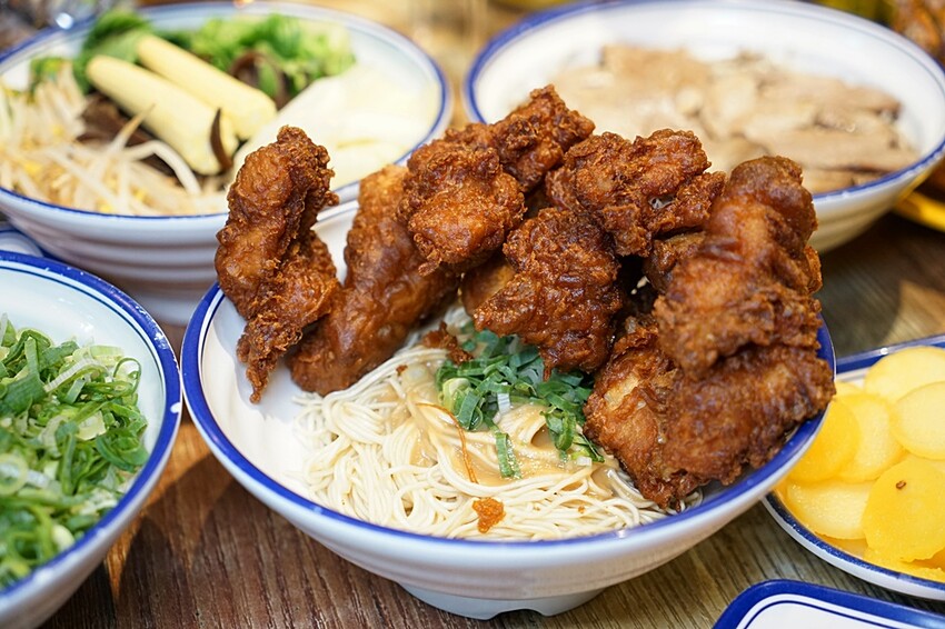 台中超狂拉麵+浮誇關廟鳳梨吃到飽只要399元，光嗑整顆關廟鳳梨、鳳梨啤酒就回本，再爽嗑40道以上食材！！