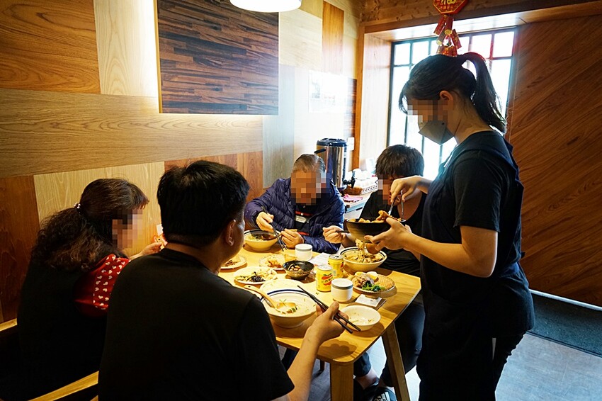 台中超狂拉麵+浮誇關廟鳳梨吃到飽只要399元，光嗑整顆關廟鳳梨、鳳梨啤酒就回本，再爽嗑40道以上食材！！