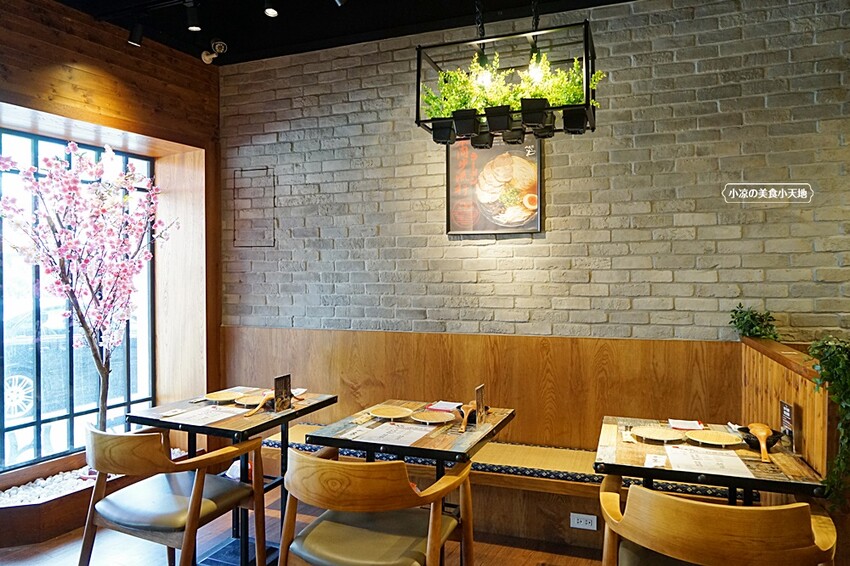 台中超狂拉麵+浮誇關廟鳳梨吃到飽只要399元，光嗑整顆關廟鳳梨、鳳梨啤酒就回本，再爽嗑40道以上食材！！