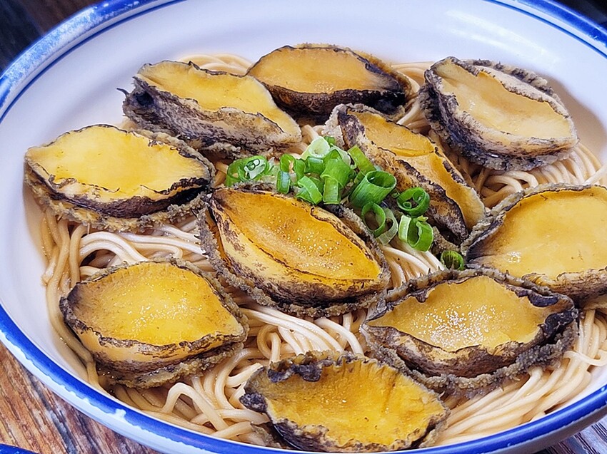 海鮮控要暴動了!!台中視覺系浮誇拉麵再度上市!大海精華衝擊你的味蕾,IG美食家不容錯過!