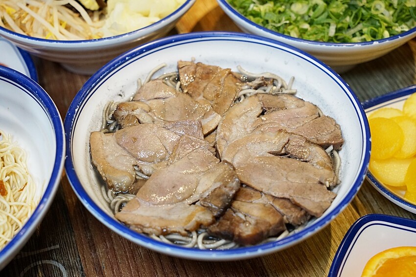 台中超狂拉麵+浮誇關廟鳳梨吃到飽只要399元，光嗑整顆關廟鳳梨、鳳梨啤酒就回本，再爽嗑40道以上食材！！