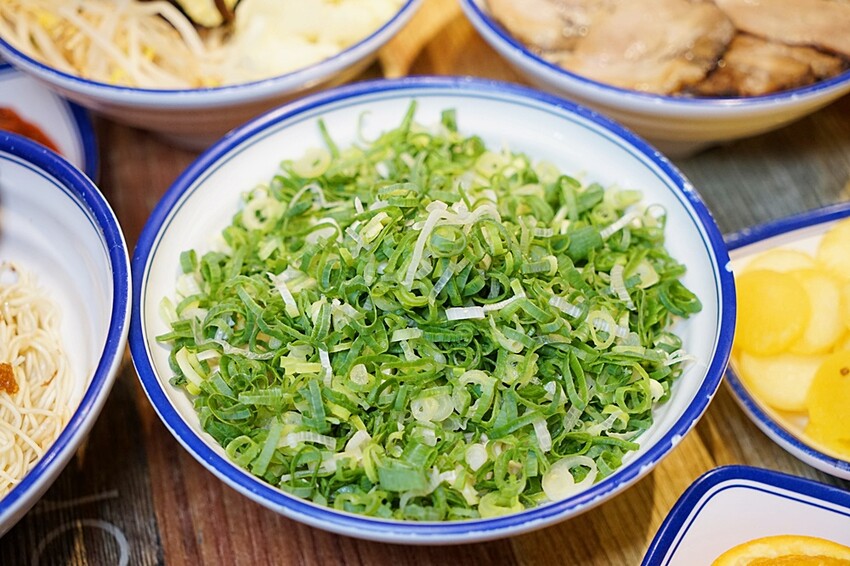 台中超狂拉麵+浮誇關廟鳳梨吃到飽只要399元，光嗑整顆關廟鳳梨、鳳梨啤酒就回本，再爽嗑40道以上食材！！