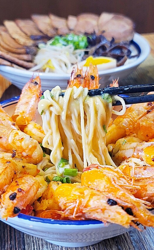 海鮮控要暴動了!!台中視覺系浮誇拉麵再度上市!大海精華衝擊你的味蕾,IG美食家不容錯過!