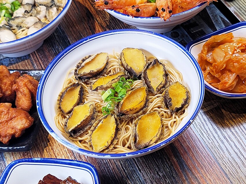 海鮮控要暴動了!!台中視覺系浮誇拉麵再度上市!大海精華衝擊你的味蕾,IG美食家不容錯過!
