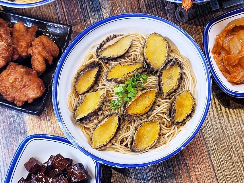 海鮮控要暴動了!!台中視覺系浮誇拉麵再度上市!大海精華衝擊你的味蕾,IG美食家不容錯過!