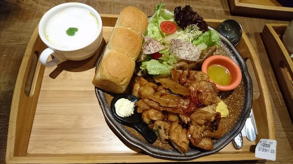 多一點咖啡館(文化館)：高雄早午餐~多一點咖啡館-文化館~豐盛鑄鐵鍋料理~推明太子海鮮總匯焗烤~優質享受~