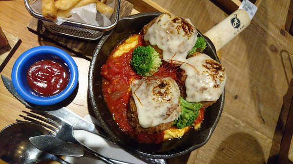 多一點咖啡館(文化館)：高雄早午餐~多一點咖啡館-文化館~豐盛鑄鐵鍋料理~推明太子海鮮總匯焗烤~優質享受~