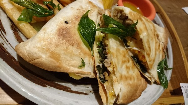 多一點咖啡館(文化館)：高雄早午餐~多一點咖啡館-文化館~豐盛鑄鐵鍋料理~推明太子海鮮總匯焗烤~優質享受~