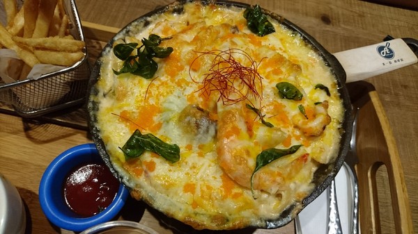 多一點咖啡館(文化館)：高雄早午餐~多一點咖啡館-文化館~豐盛鑄鐵鍋料理~推明太子海鮮總匯焗烤~優質享受~