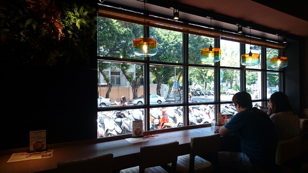 多一點咖啡館(文化館)：高雄早午餐~多一點咖啡館-文化館~豐盛鑄鐵鍋料理~推明太子海鮮總匯焗烤~優質享受~