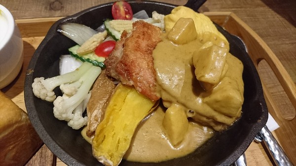 多一點咖啡館(文化館)：高雄早午餐~多一點咖啡館-文化館~豐盛鑄鐵鍋料理~推明太子海鮮總匯焗烤~優質享受~