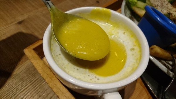 多一點咖啡館(文化館)：高雄早午餐~多一點咖啡館-文化館~豐盛鑄鐵鍋料理~推明太子海鮮總匯焗烤~優質享受~