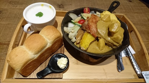 多一點咖啡館(文化館)：高雄早午餐~多一點咖啡館-文化館~豐盛鑄鐵鍋料理~推明太子海鮮總匯焗烤~優質享受~