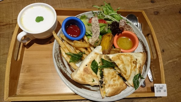 多一點咖啡館(文化館)：高雄早午餐~多一點咖啡館-文化館~豐盛鑄鐵鍋料理~推明太子海鮮總匯焗烤~優質享受~