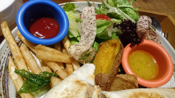 多一點咖啡館(文化館)：高雄早午餐~多一點咖啡館-文化館~豐盛鑄鐵鍋料理~推明太子海鮮總匯焗烤~優質享受~