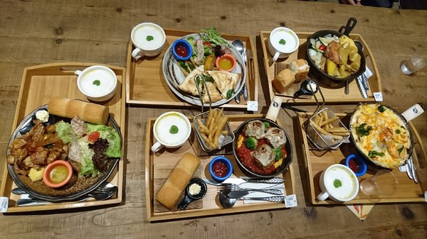 多一點咖啡館(文化館)：高雄早午餐~多一點咖啡館-文化館~豐盛鑄鐵鍋料理~推明太子海鮮總匯焗烤~優質享受~