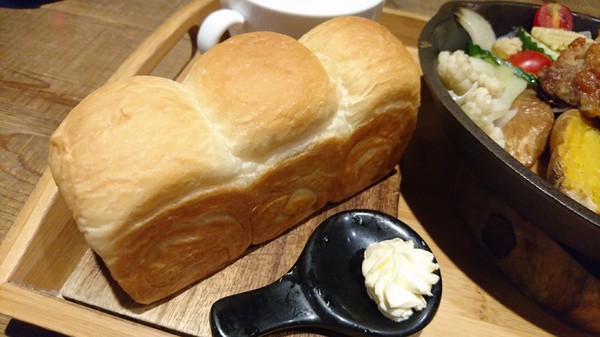 多一點咖啡館(文化館)：高雄早午餐~多一點咖啡館-文化館~豐盛鑄鐵鍋料理~推明太子海鮮總匯焗烤~優質享受~