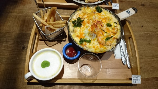 多一點咖啡館(文化館)：高雄早午餐~多一點咖啡館-文化館~豐盛鑄鐵鍋料理~推明太子海鮮總匯焗烤~優質享受~