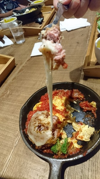 多一點咖啡館(文化館)：高雄早午餐~多一點咖啡館-文化館~豐盛鑄鐵鍋料理~推明太子海鮮總匯焗烤~優質享受~