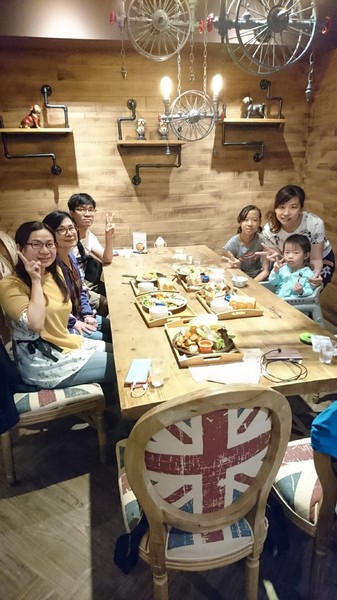 多一點咖啡館(文化館)：高雄早午餐~多一點咖啡館-文化館~豐盛鑄鐵鍋料理~推明太子海鮮總匯焗烤~優質享受~