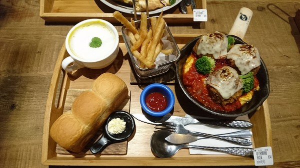 多一點咖啡館(文化館)：高雄早午餐~多一點咖啡館-文化館~豐盛鑄鐵鍋料理~推明太子海鮮總匯焗烤~優質享受~