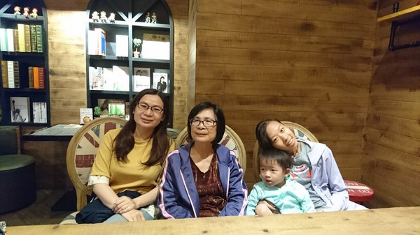 多一點咖啡館(文化館)：高雄早午餐~多一點咖啡館-文化館~豐盛鑄鐵鍋料理~推明太子海鮮總匯焗烤~優質享受~