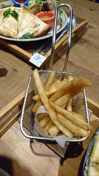 多一點咖啡館(文化館)：高雄早午餐~多一點咖啡館-文化館~豐盛鑄鐵鍋料理~推明太子海鮮總匯焗烤~優質享受~