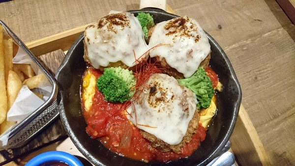 多一點咖啡館(文化館)：高雄早午餐~多一點咖啡館-文化館~豐盛鑄鐵鍋料理~推明太子海鮮總匯焗烤~優質享受~