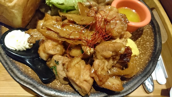 多一點咖啡館(文化館)：高雄早午餐~多一點咖啡館-文化館~豐盛鑄鐵鍋料理~推明太子海鮮總匯焗烤~優質享受~