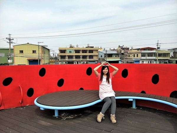 龍井西瓜觀景平台： 【台中龍井景點】西瓜觀景平台和彩虹廊道~挺著大肚應景當一下西瓜妹吧