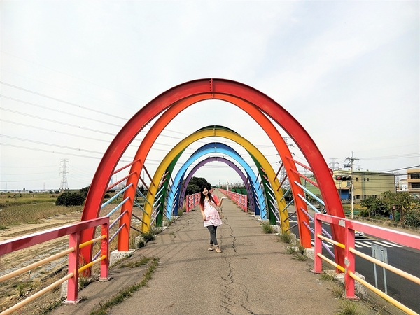 龍井西瓜觀景平台： 【台中龍井景點】西瓜觀景平台和彩虹廊道~挺著大肚應景當一下西瓜妹吧