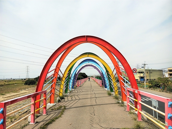 龍井西瓜觀景平台： 【台中龍井景點】西瓜觀景平台和彩虹廊道~挺著大肚應景當一下西瓜妹吧