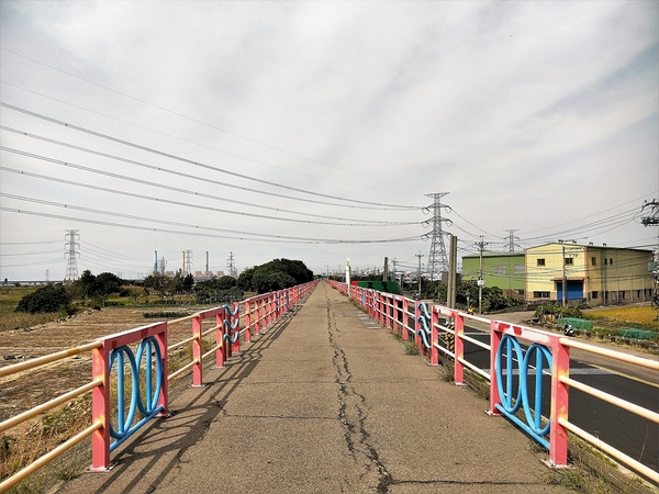 龍井西瓜觀景平台： 【台中龍井景點】西瓜觀景平台和彩虹廊道~挺著大肚應景當一下西瓜妹吧